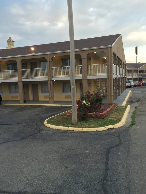 Deluxe Inn & Suites Junction Stadt Exterior foto
