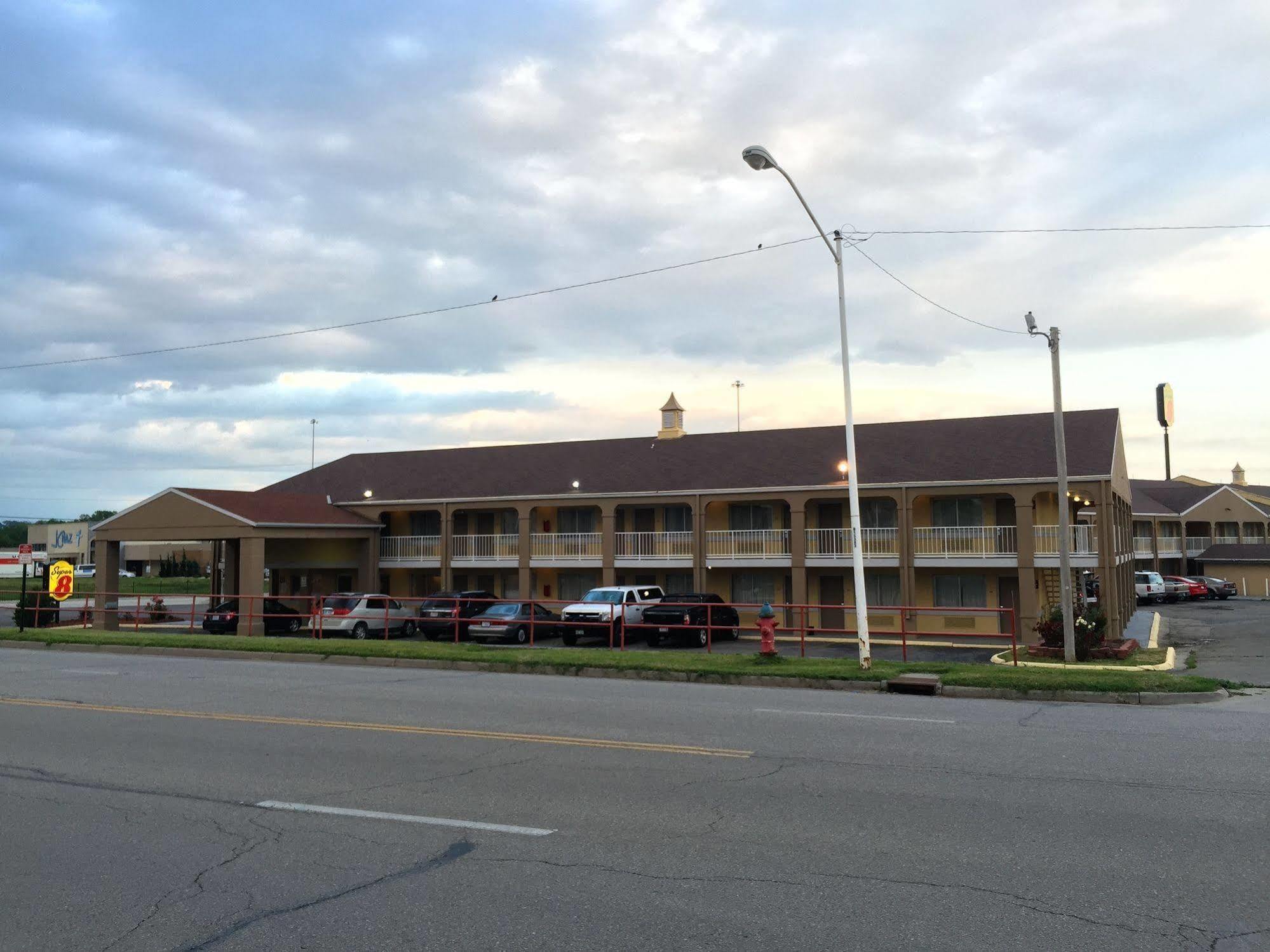 Deluxe Inn & Suites Junction Stadt Exterior foto