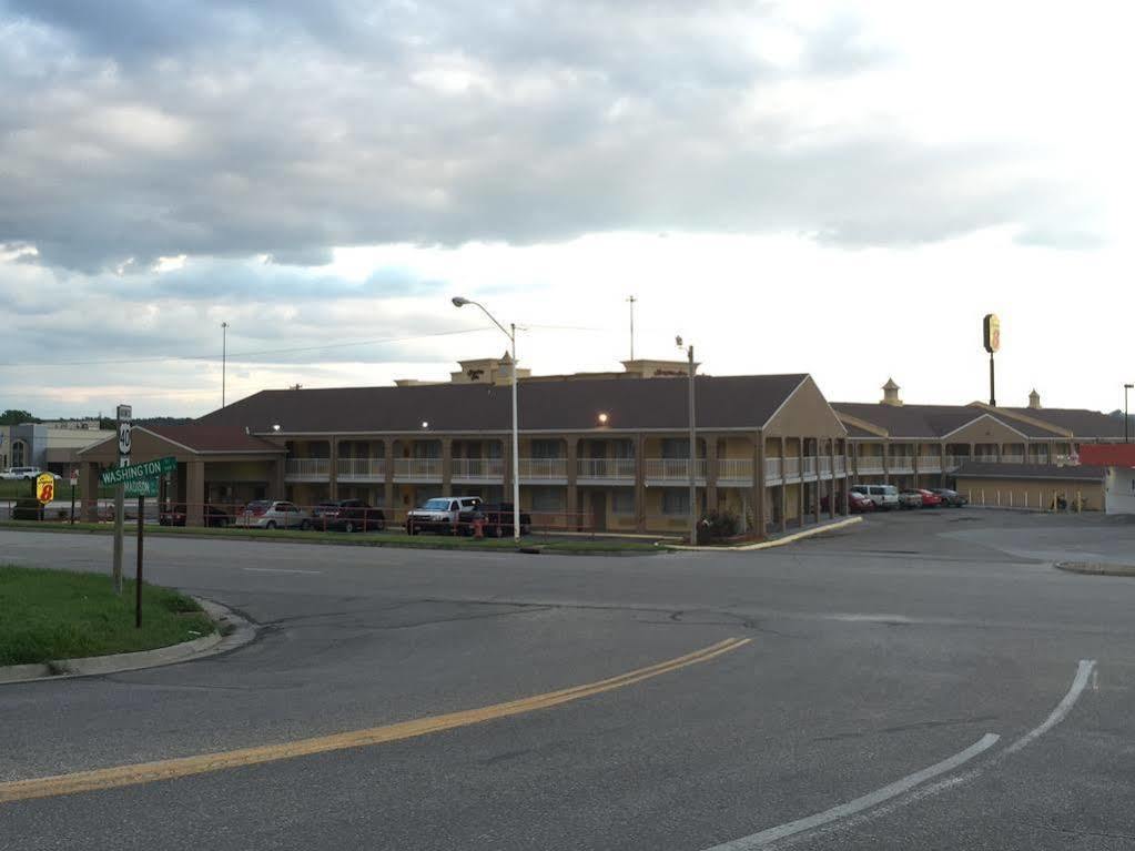 Deluxe Inn & Suites Junction Stadt Exterior foto