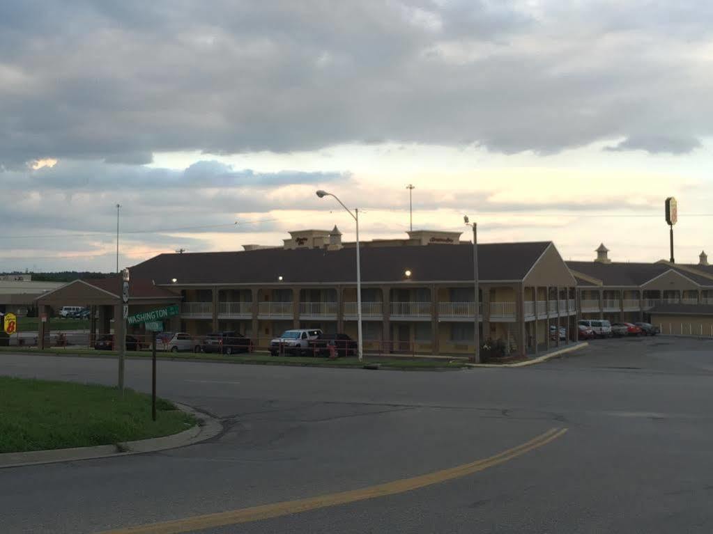 Deluxe Inn & Suites Junction Stadt Exterior foto
